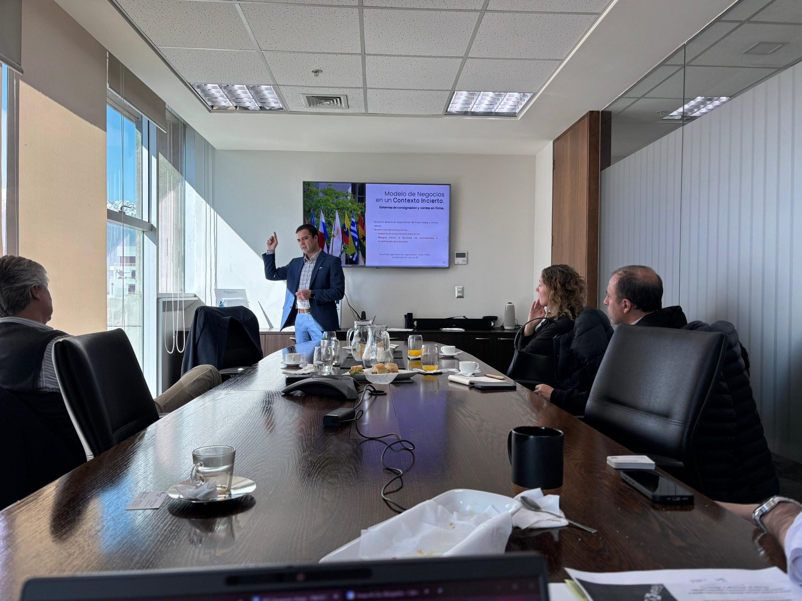 Exportadores analizan junto a Araya & Cía. los desafíos logísticos de la temporada 2025-2026